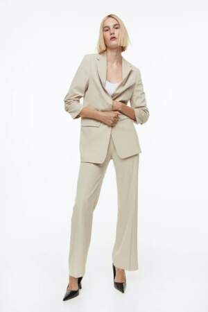 Blazer avec manches froncées beige clair, 39,99 euros et Pantalon ample, 34,99 euros.