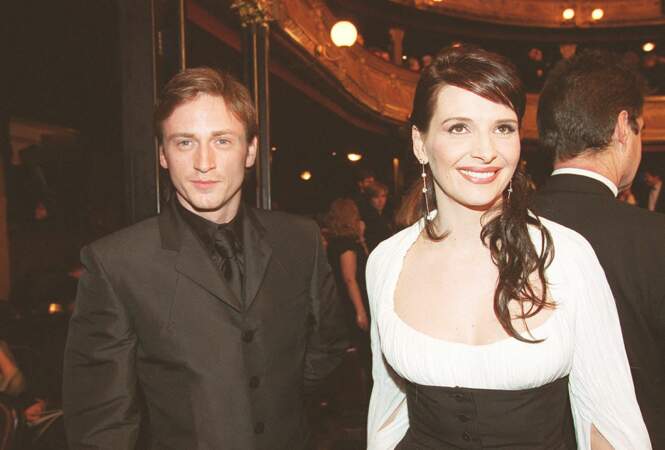En 2002, Benoît Magimel (28 ans) retrouve Florent-Emilio Siri pour le remarqué film d'action Nid de guêpes. Il est encore en couple avec Juliette Binoche, mais plus pour longtemps.