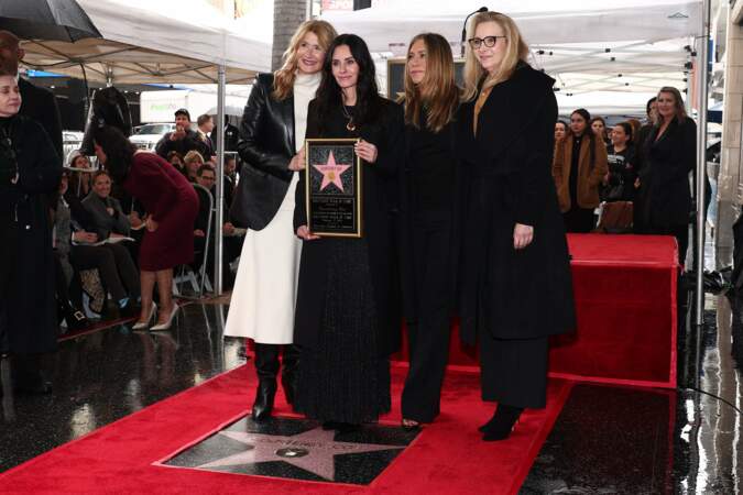 Jennifer Aniston, Lisa Kudrow, et Laura Dern présentes aux côtés de Courteney Cox.