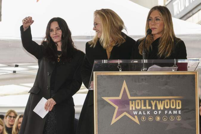 Courteney Cox, Lisa Kudrow et Jennifer Aniston plaisantent ensemble lors de la cérémonie de remise de l'étoile de Courteney sur le Hollywood Walk of Fame.