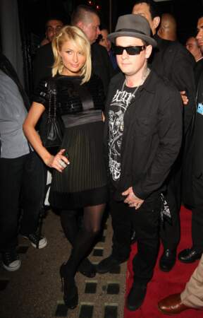 Paris Hilton a eu une brève romance, avec le guitariste de Good Charlotte, Benji Madden.
Mais le couple a décidé de se séparer en novembre 2008.