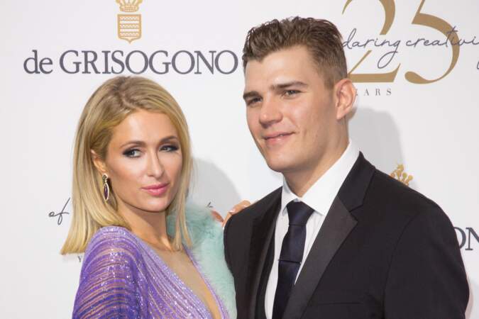 Paris Hilton a eu une relation avec l'acteur Chris Zylka en 2017. 
Le couple s'est même fiancé en 2018. 
Mais leurs fiançailles ont été annulées en novembre 2018.