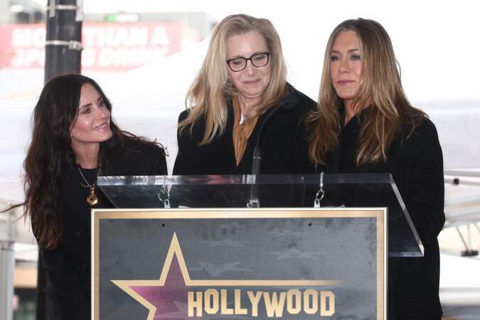 Ses amies de Friends, Jennifer Aniston (54 ans) et Lisa Kudrow (59 ans) étaient présentes pour l'occasion.