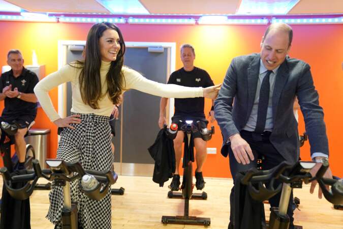 Kate Middleton félicite son mari après la course qu'ils viennent de faire lors de leur visite du centre de fitness à Port Talbot, au Pays de Galles, le 28 février 2023