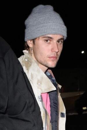 En 2022, à l'âge de 28 ans, Justin Bieber annonce être atteint d'une maladie très rare caractérisée par un zona auriculaire associé à une paralysie du nerf facial. 
