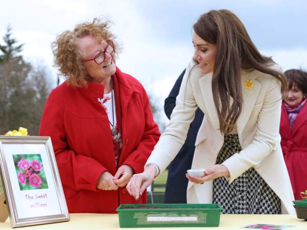 Kate Middleton et William visitent ensuite le centre de réhabilitation Brynawel à Llanharan, au Pays de Galles, le 28 février 2023