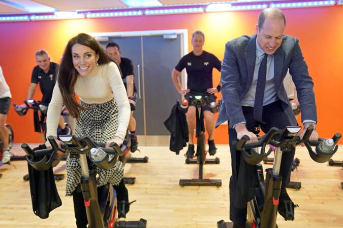 Kate Middleton et William se donnent à fond pour l'emporter lors de leur visite d'un centre de fitness à Port Talbot, au Pays de Galles, le 28 février 2023