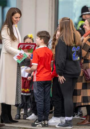 Kate Middleton discute avec des enfants à Port Talbot, au Pays de Galles, le 28 février 2023