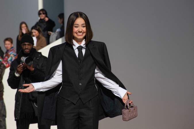 Léna Mahfouf, alias Léna Situations, arrive en gilet d'homme et cravate au défilé Christian Dior prêt-à-porter automne-hiver 2023/2024 lors de la Fashion Week de Paris le 28 février 2023. 