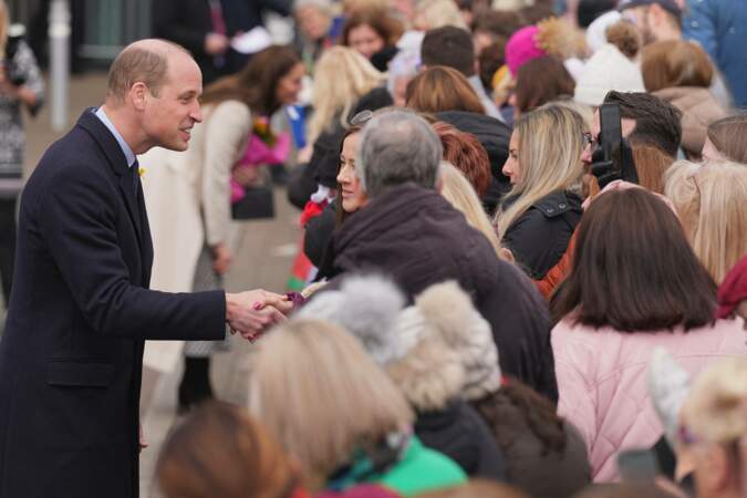 Le prince Williams vient lui aussi saluer les personnes présentes à Port Talbot, au Pays de Galles, le 28 février 2023