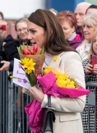 Kate Middleton a reçu plusieurs bouquets de fleurs lors de leur visite du centre de fitness à Port Talbot, au Pays de Galles, le 28 février 2023