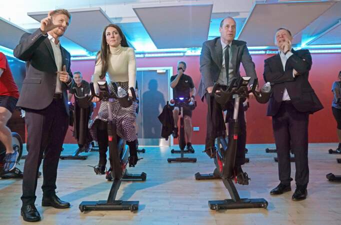 Kate Middleton et Williams se préparent à faire une course de vélos elliptiques lors de leur visite du centre de fitness à Port Talbot, au Pays de Galles, le 28 février 2023