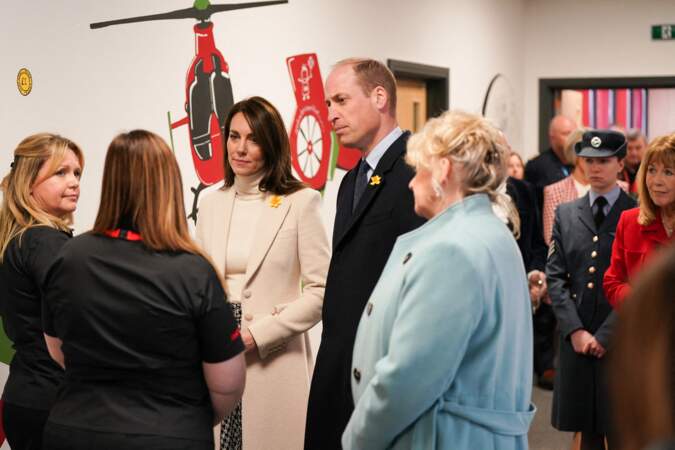 Le prince William, prince de Galles, et Kate Middleton, découvrent le personnel de l'Air Ambulance à Llanelli, au Pays de Galles, le 28 février 2023