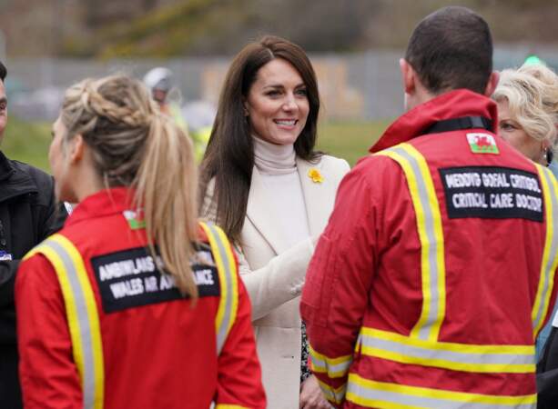 Kate Middleton découvre le métier du personnel de l'Air Ambulance à Llanelli, au Pays de Galles, le 28 février 2023