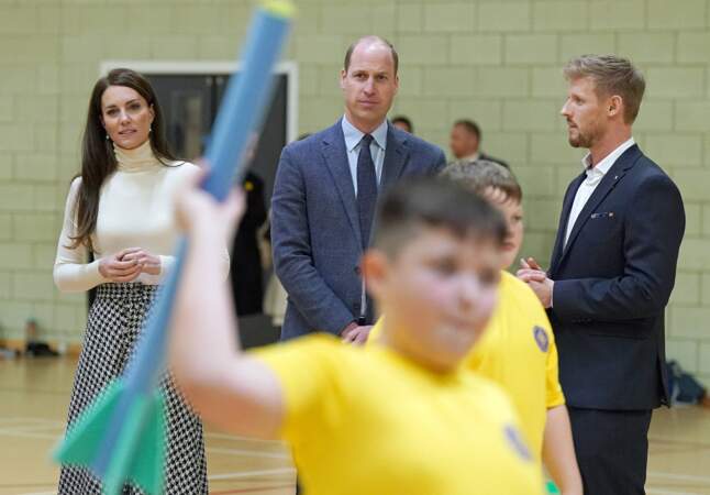 Kate Middleton et William regardent des enfants faire du sport lors de leur visite d'un centre de fitness à Port Talbot, au Pays de Galles, le 28 février 2023