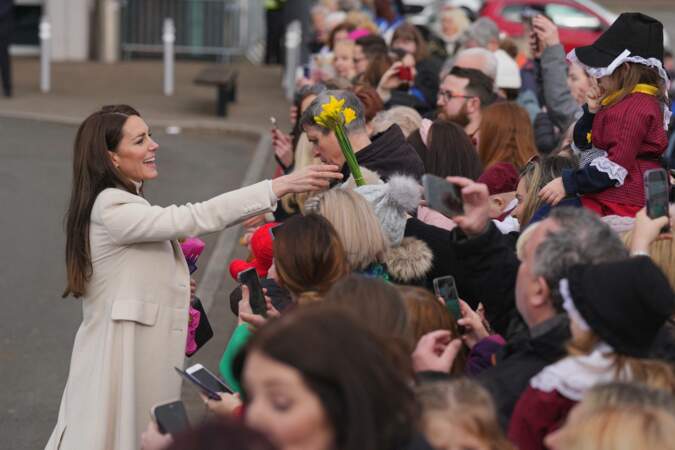Kate Middleton en profite pour aller à la rencontre des gens à Port Talbot, au Pays de Galles, le 28 février 2023