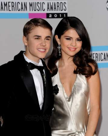 Selena Gomez et Justin Bieber vivent une relation tumultueuse et passionnelle. Le couple annonce sa séparation définitive en 2016 après s'être mutuellement dédié de nombreuses chansons. 