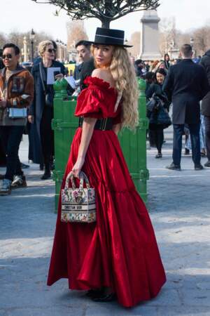 Le mannequin Rose Bertram, vêtue d'une robe longue glamour, pose avant d'assister au défilé Christian Dior prêt-à-porter automne-hiver 2023/2024 lors de la Fashion Week de Paris le 28 février 2023. 