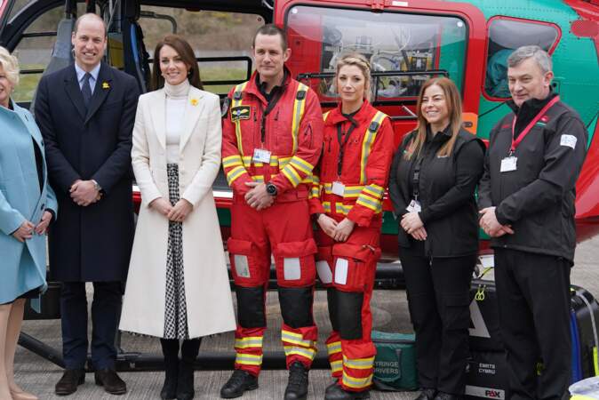Le couple royal visite également, la même journée, le QG de l'Air Ambulance à Llanelli, au Pays de Galles, le 28 février 2023