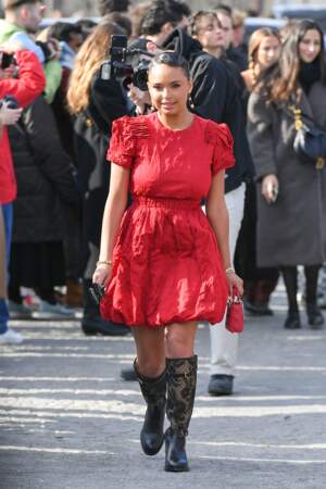 L'influenceuse et mannequin Paola Locatelli se rend au défilé Christian Dior prêt-à-porter automne-hiver 2023/2024 lors de la Fashion Week de Paris le 28 février 2023. 