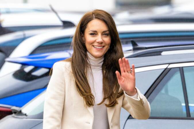 Kate Middleton salue les photographes et les fans présents lors de sa visite à Port Talbot, au Pays de Galles, le 28 février 2023