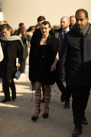 La star de la série Game of Thrones, Maisie Williams, arrive au défilé parisien Christian Dior prêt-à-porter automne-hiver 2023/2024 lors de la Fashion Week ce 28 février 2023. 