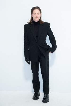 Heloise Letissier de Christine and the Queens, en total look noir, au défilé Givenchy prêt-à-porter automne-hiver 2023/2024, le jeudi 2 mars 2023. 