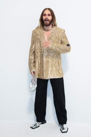 Jared Leto est apparu dans une veste en costume pailletée étonnante au défilé Givenchy prêt-à-porter automne-hiver 2023/2024, le jeudi 2 mars 2023. 