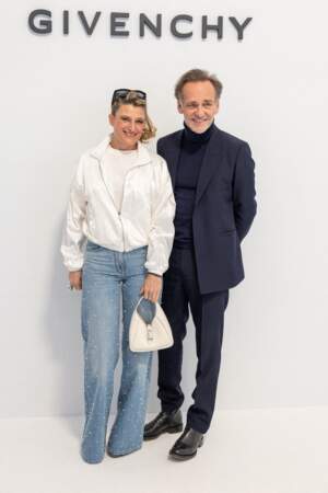 Renaud de Lesquen PDG de Givenchy et sa femme posent lors du photocall, au défilé Givenchy prêt-à-porter automne-hiver 2023/2024, le jeudi 2 mars 2023. 