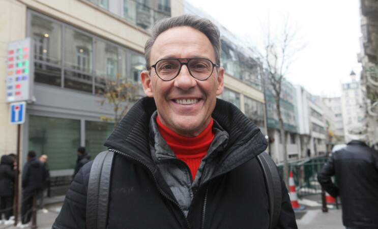 Julien Courbet (57 ans) à la sortie des studios de radio de l'émission Les Grosses Têtes à Paris, en 2022.