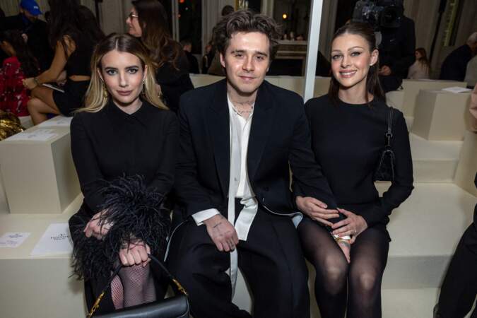 Brooklyn Beckham et Nicola Peltz sont accompagnés de leur amie Emma Roberts lors du défilé de mode prêt-à-porter automne-hiver 2023/2024 "Valentino" lors de la Fashion week de Paris le 5 mars 2023