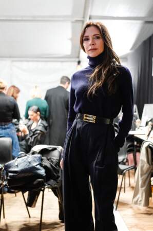 Victoria Beckham dans les backstage de son défilé de mode prêt-à-porter automne-hiver 2023/2024 au Val de Grace lors de la Fashion week de Paris le 3 mars 2023