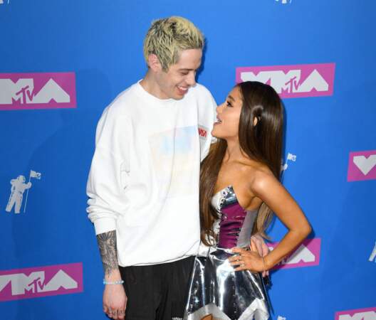 En juin 2018, Pete Davidson et Ariana Grande annoncent leurs fiançailles, après trois semaines d’amour.