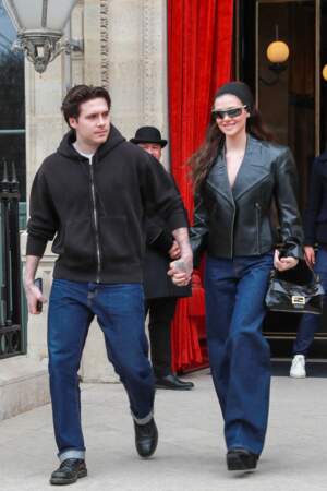 Brooklyn Beckham et sa femme Nicola Peltz à la sortie de leur hôtel à Paris le 5 mars 2023