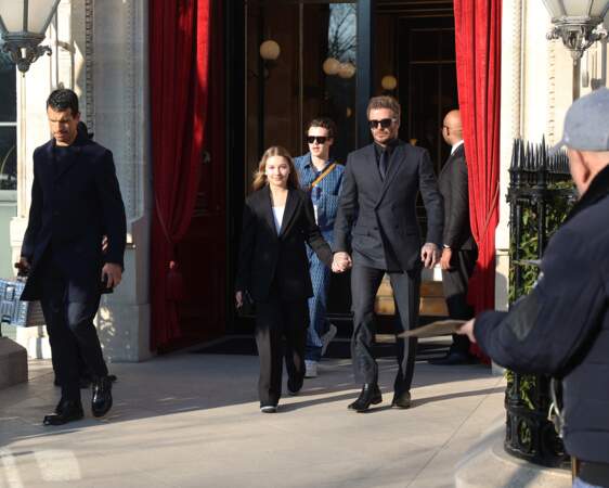 Grands amateurs de mode, la famille Beckham était à Paris ce week-end pour la Fashion week. David Beckham, Harper Beckham et Cruz Beckham sortent du défilé Womenswear Automne Hiver 2023 2024 le 3 mars 2023