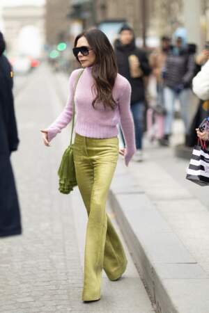 Victoria Beckham sort de chez Sephora sur les Champs-Élysées pendant la Fashion week le 4 mars 2023