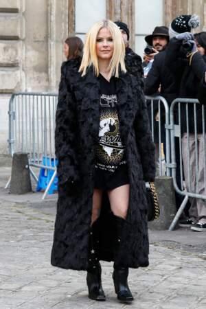 La chanteuse Avril Lavigne a aussi fait sensation dans son style rock qui lui va si bien.