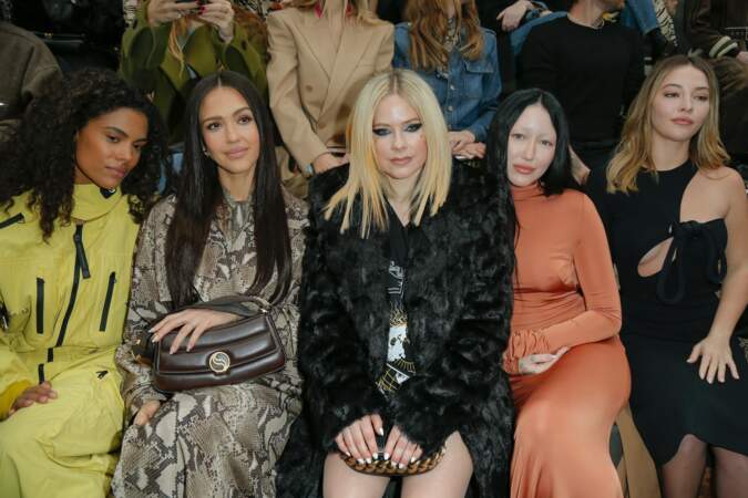 Le défilé de Stella McCartney à la Fashion-Week automne-hiver a eu lieu le 7 mars 2023, à Paris. Il a réuni un parterre de stars venues du monde entier, dont Avril Lavigne, Noah Cyrus, Jessica Alba, Madelyn Cline ou encore Tina Kunakey.