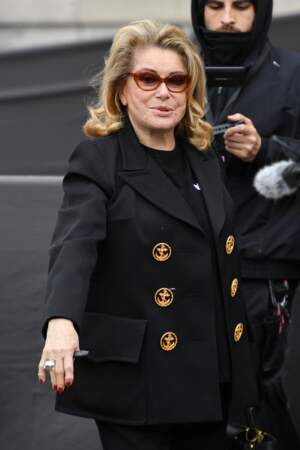 Catherine Deneuve au défilé Louis Vuitton prêt-à-porter automne-hiver 2023/2024 lors de la Fashion Week de Paris le 6 mars 2023