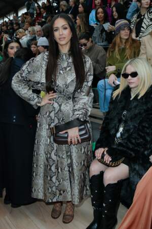 Jessica Alba est située au premier rang du show, à côté d'Avril Lavigne.