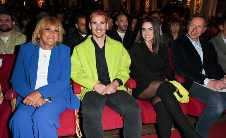Isabelle Griezmann, Antoine Griezmann et sa femme Erika Choperena se sont assis à côté de Stéphane Bern pour l'inauguration.