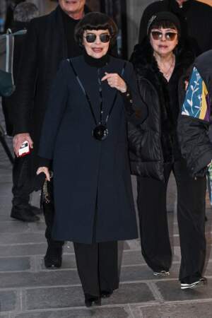 Mireille Mathieu et ses sœurs Christiane et Monique Mathieu au défilé Pierre Cardin