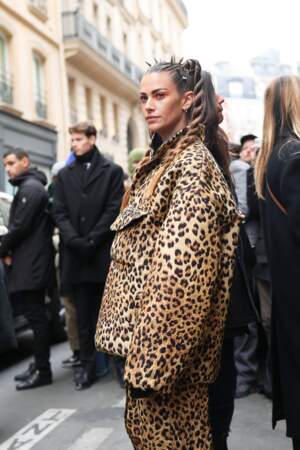 Clara Berry adopte une coiffure punk pendant la Fashion Week de Paris