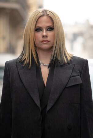 Avril Lavigne ose un makeup graphique pour la Fashion Week