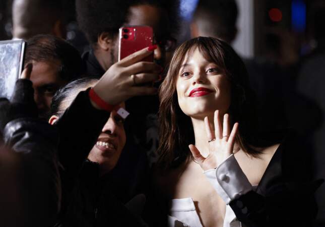 Jenna Ortega profite de l'événement pour partager un moment et prendre des selfies avec ses fans durant la première mondiale du film Scream VI au AMC Lincoln Square le 06 mars 2023