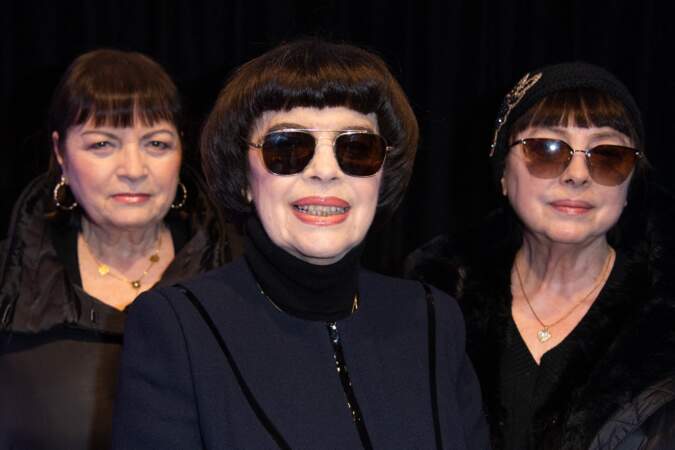 Mireille Mathieu était invitée avec ses deux sœurs, Christiane et Monique, au défilé Pierre Cardin