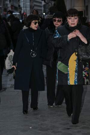 Mireille Mathieu et ses sœurs Christiane et Monique Mathieu au défilé Pierre Cardin