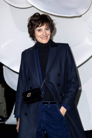 Ines de la Fressange, grande adepte de la marque, au défilé de mode prêt-à-porter automne-hiver 2023/2024 Chanel lors de la Fashion Week de Paris qui a eu lieu le 7 mars 2023. 
