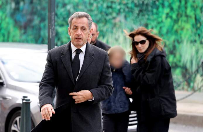 Nicolas Sarkozy, Carla Bruni et leur fille Giulia aux obsèques de Pal Sarkozy, le 9 mars 2023 à l'église Saint-Jean-Baptiste à Neuilly-sur-Seine.