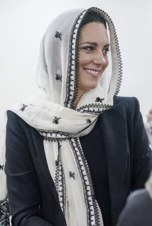 Kate Middleton arborait aussi un joli voile sur sa tête avant d'entrer au sein du centre Hayes Muslim.